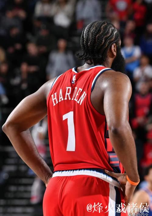 次节4分钟时哈登追身三分得手，完成本场首个运动战进球